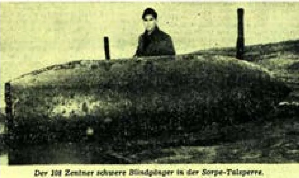 Zeitungsbild: ein Mann hinter der freigelegten Fliegerbombe im abgelassenen Sorpesee.