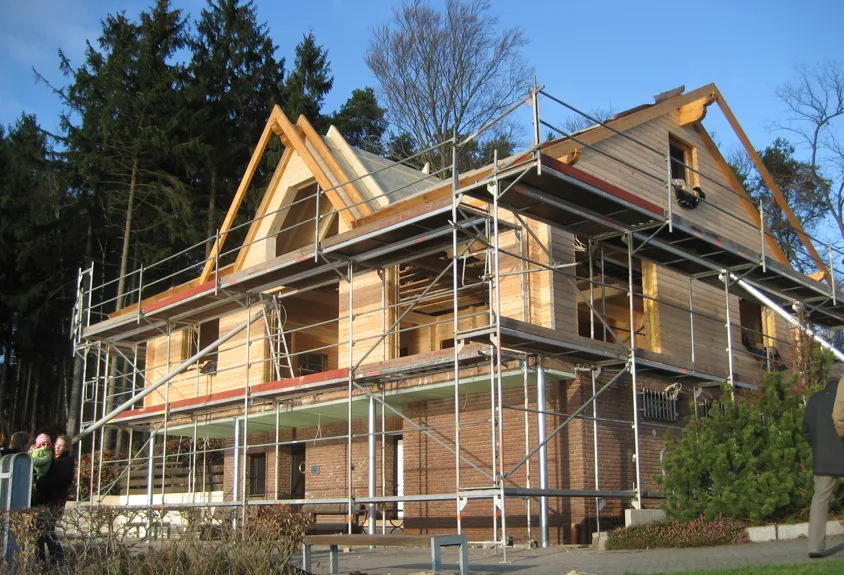 Der Wiederaufbau: neuer Holzaufbau auf dem Klinkersockel, noch im Gerüst.